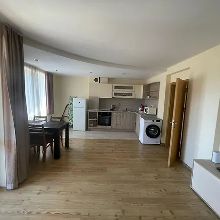 в комплексе голден хаус Apartman Várna