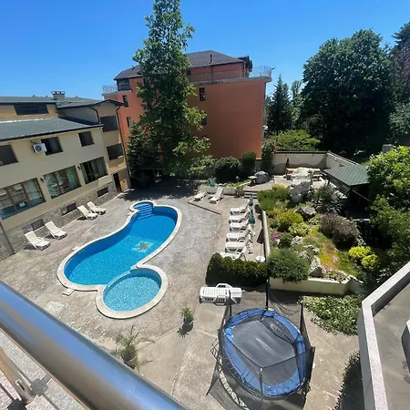 в комплексе голден хаус Apartman Várna